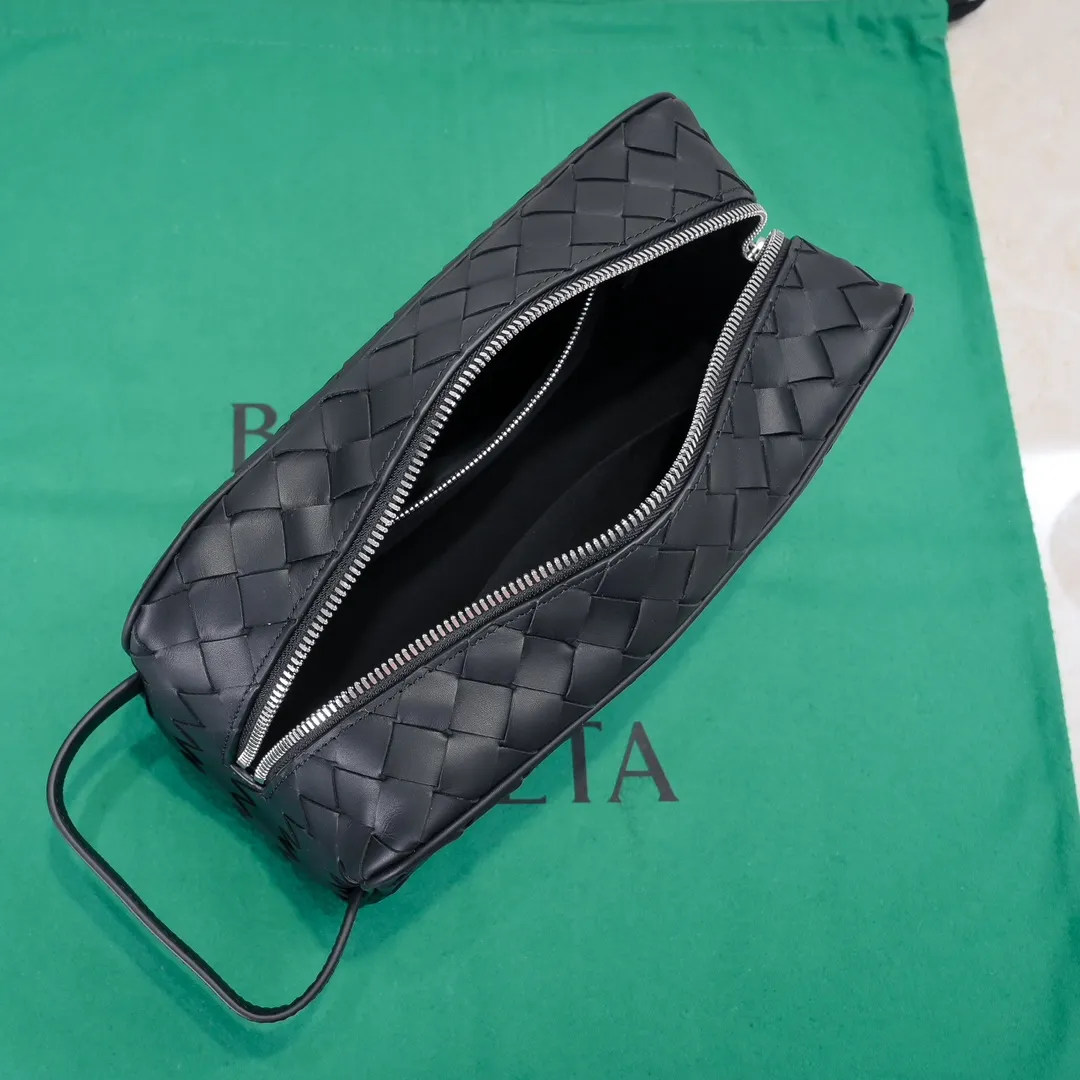 Batch 1280 BOTTEGA VENETA 2024 new INTRECCIATO classic toiletry bag, the choice of discerning people. The low-key luxury quality is the interpretation of its brand. If you like low-key BV, it is the first choice~~ Style number: 7799 Size: 26*13*10cm